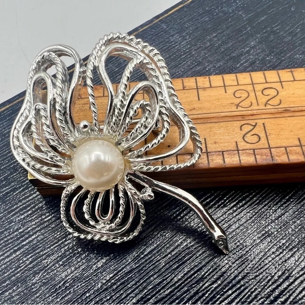 Vintage brooch & clip on earrings set silver tone leafy clover faux pearl